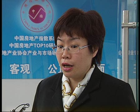中國指數(shù)研究院副院長黃瑜稱，土地本來就稀缺資源，如果是土地供應(yīng)量減少，那么要的人又多，供給和需求不是很對稱，對價格肯定會起一定的帶動作用。