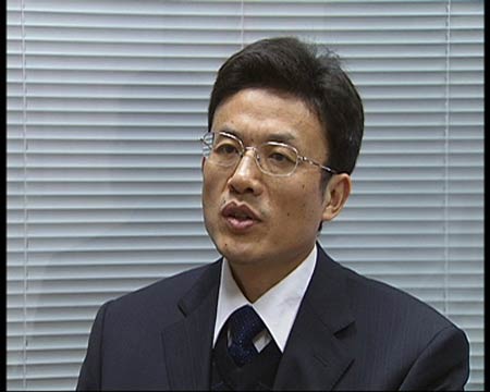 中國社科院金融所金融市場研究室副主任尹中立稱，土地供應(yīng)減少，與貨幣政策有很大關(guān)系，因為地方政府有了銀行充足的資金供給，對土地出讓金的依賴程度下降，就不急于賣土地，所以這也是地方政府今年在房地產(chǎn)紅火的情況下，土地供應(yīng)減少的一個很重要的原因。