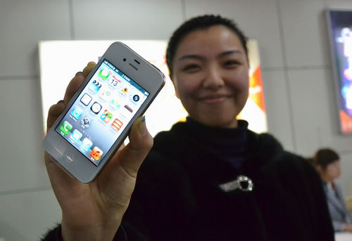 iphone4s開售，青島iphone4s真機實拍，銷售員介紹iphone4s套餐及辦理方法