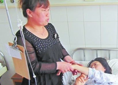 家人正在給初女士按摩，并不時開導(dǎo)她。