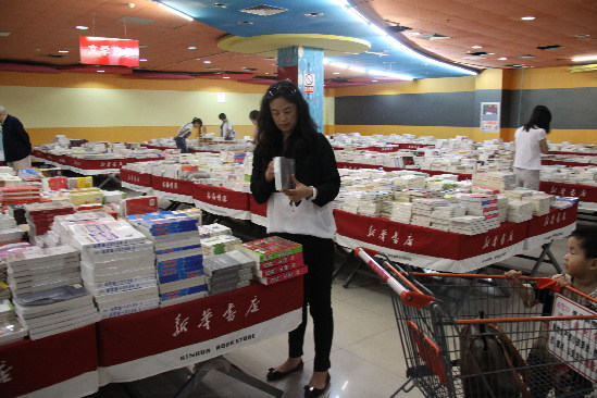  新華書店在佳世客二樓開辟了800平米圖書特價(jià)賣場(chǎng) 