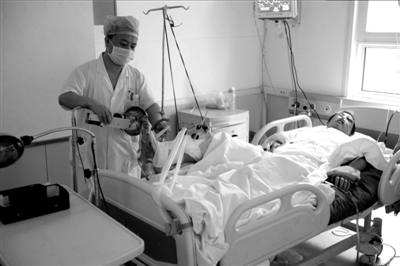因救下自殺者而下肢重傷的李博亞在重癥監(jiān)護(hù)室內(nèi)接受救治。本報(bào)記者歐陽曉菲攝