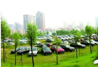 國(guó)信體育館外成了停車(chē)場(chǎng)