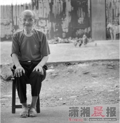 2012年6月28日,因?yàn)榍耙惶焖ち艘货?89歲的蔣梅初坐在凳子上讓記者為他拍照。