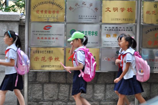 青島百萬(wàn)中小學(xué)生今開(kāi)學(xué) 私家車堵癱馬路
