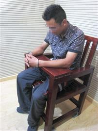 青島小關(guān)島海面驚現(xiàn)巨型魚(yú)雷 漁民拖回岸邊