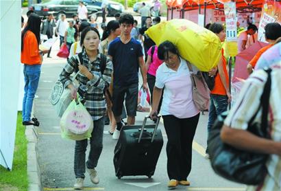 新生報(bào)到教室變旅館 90名家長同房打地鋪