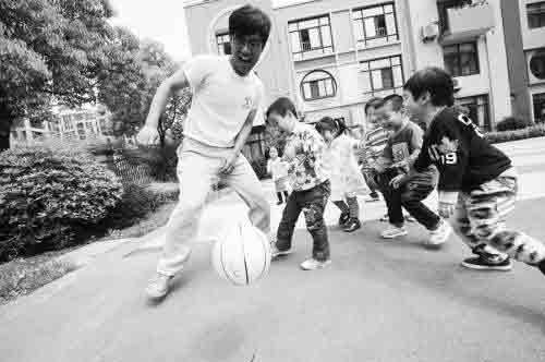 2012年5月3日，合肥，趙龍在跟孩子踢球