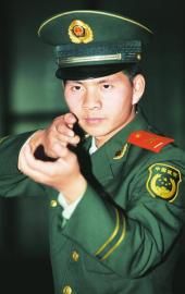10月15日，武警廣元支隊(duì)狙擊手杜峰峰講述擊斃歹徒時(shí)的場(chǎng)景。