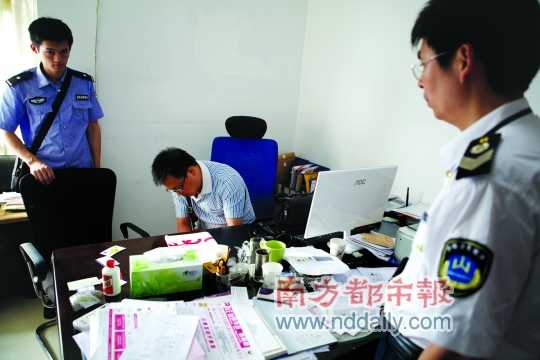 10月16日，工作人員在現(xiàn)場取證。 