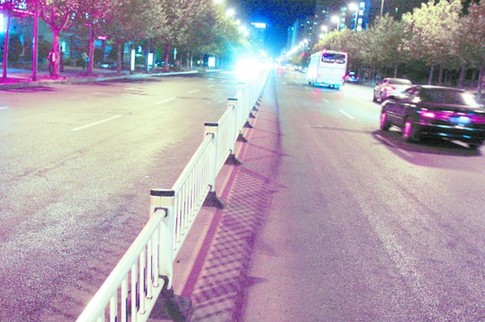 南京路中間的護(hù)欄，對(duì)阻止亂穿馬路、車輛亂掉頭起了一定作用。