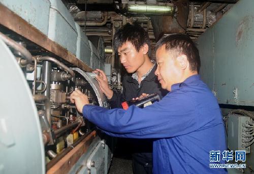 （走基層·迎接十八大·圖文互動）（1）最可愛的人，有故事的人——記中國漁政202船釣魚島海域巡航團(tuán)隊