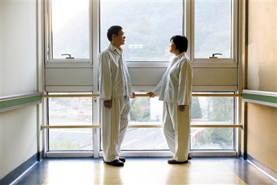 昨日，解放軍309醫(yī)院，丈夫田新丙和妻子蘇丹在病房走廊里聊天。