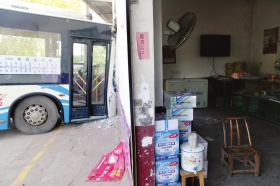 10月31日，株洲云龍示范區(qū)龍頭鋪鎮(zhèn)，T6路公交車與106路公交車發(fā)生追尾事故，106路公交車一頭撞上路邊的民居。圖/記者王偉