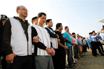 昨日，大陸警方將犯罪嫌疑人移交臺灣執(zhí)法部門。
