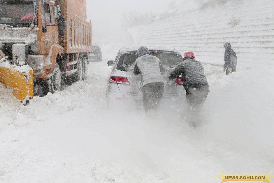 京藏高速數(shù)千受困者雪中大轉移 頭發(fā)結滿冰碴