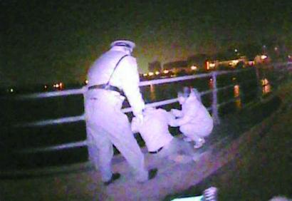 青島男子怕完不成工作跳橋 妻子凌晨尾隨2小時報(bào)警