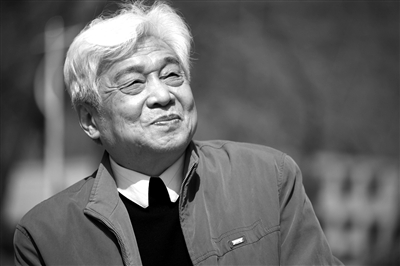 中國(guó)傳媒大學(xué)播音主持藝術(shù)學(xué)院前任院長(zhǎng)、76歲的中國(guó)播音界泰斗張頌，因食道癌晚期醫(yī)治無(wú)效，于昨日在北京去世。 宋佳音 攝