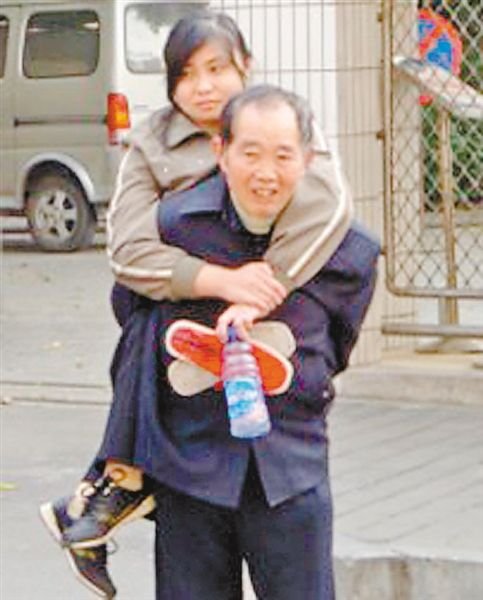 邱世祿背小娟上學。