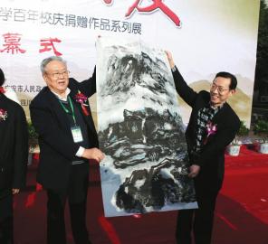 17日上午，曾擔(dān)任鄧小平辦公室警衛(wèi)秘書(shū)的張寶忠中將（左）向廣安市政府贈(zèng)送書(shū)畫(huà)作品。