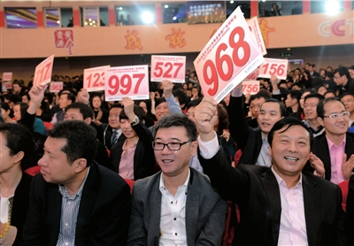 昨天，在央視2013年黃金資源廣告招標(biāo)競(jìng)購(gòu)大會(huì)現(xiàn)場(chǎng)，企業(yè)代表舉牌競(jìng)標(biāo)。圖/CFP