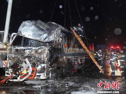 圖為消防官兵爬上油罐車查看情況，準(zhǔn)備吊裝轉(zhuǎn)移肇事油罐車。。劉忠俊攝