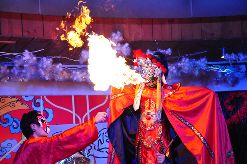 青島平安夜盛行中國風(fēng) 川劇變臉引爆全場(chǎng)