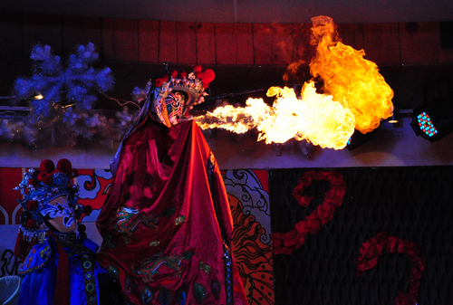 青島平安夜盛行中國風(fēng) 川劇變臉引爆全場(chǎng)