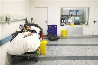 姚四海的病床占了兩三個病床的位置，他5年沒交過錢。