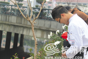 幾天來，不斷有永康市民自發(fā)來到救人現(xiàn)場祭奠。