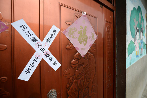 貴溪市濱江鎮(zhèn)春蕾幼兒園大門被貼上封條（2012年12月25日攝）。 攝影：新華社記者 周科