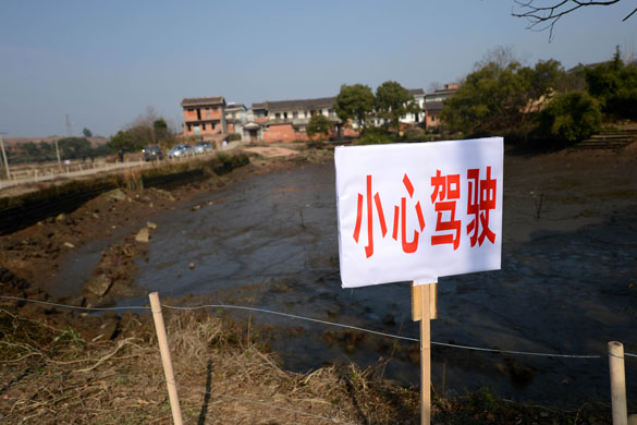 貴溪市交通部門在事故現(xiàn)場設(shè)置了“小心駕駛”警示牌（2012年12月25日攝）。 攝影：新華社記者 周科