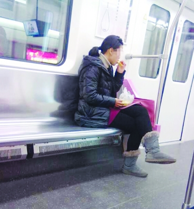 有乘客在地鐵車廂進(jìn)食。 @我是善良的佩佩 攝