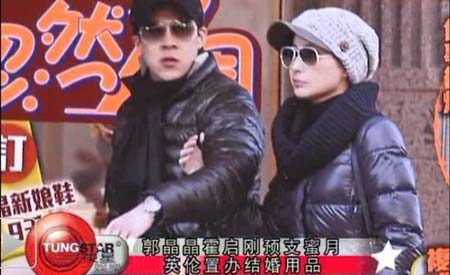 近日在網(wǎng)絡(luò)上曝光出一張二人傳婚變后最新合影，兩人似是在參加某個活動，從照片中可以看出，二人的感情依然很好，這也更有力的粉碎了謠言。