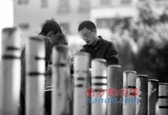 2012年12月31日，收教所醫(yī)生（圖中戴眼鏡背包男）約阿平來到石巖影劇院門前交易，記者偷拍下全過程。 南都記者 霍健斌 攝