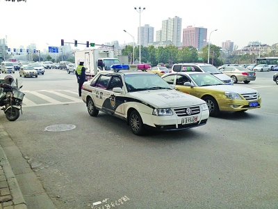 大圖為交警在事發(fā)現(xiàn)場，小圖為賣椰奶的面包車。視頻截圖