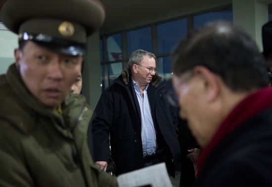 7日，谷歌董事會執(zhí)行主席埃里克·施密特（中）一行抵達(dá)朝鮮首都平壤。