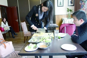 前來征婚的姑娘們先要接受四個評委對其形象、生活、慈善、情感4方面的考核。
