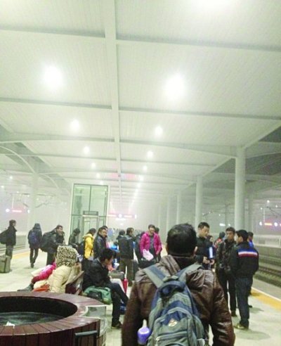 滯留在火車站的乘客。 網(wǎng)友柯先生供圖
