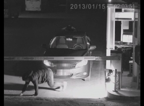 深夜無人駕駛車輛車頂驚現(xiàn)“女鬼”，嚇傻收費員