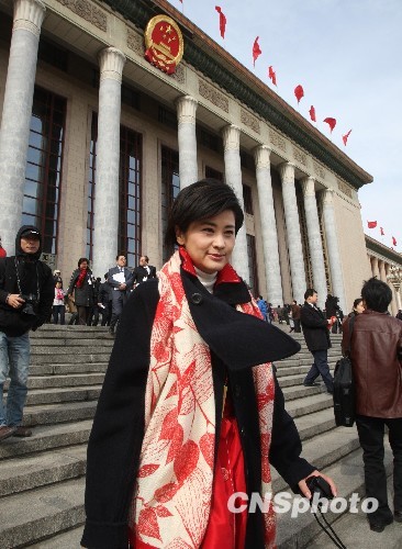 3月5日，吳小莉在北京人民大會堂前。當日，第十一屆全國人大三次會議在北京開幕。