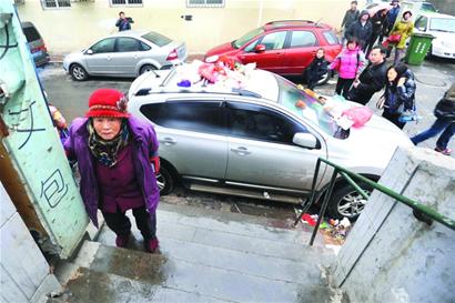 越野亂停車堵住居民樓門(mén) 被扔滿垃圾