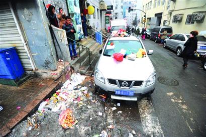 越野亂停車堵住居民樓門(mén) 被扔滿垃圾