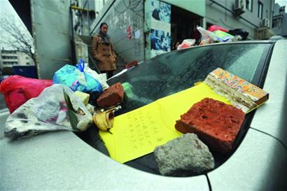 越野亂停車堵住居民樓門(mén) 被扔滿垃圾