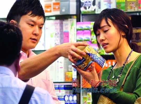 顧客在香港超市選購(gòu)奶粉。