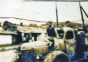 楊光在朝鮮和愛車吉斯150。