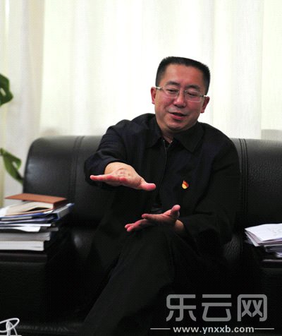 云南彝良選女性陪酒官員被免 所購(gòu)超標(biāo)車(chē)輛收繳