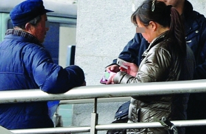 南京火車站前，票販正在“做生意” 現(xiàn)代快報(bào)記者 馬晶晶 攝