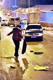 小雪致大堵福州路成停車場(chǎng) 新手不敢動(dòng)求交警開(kāi)車