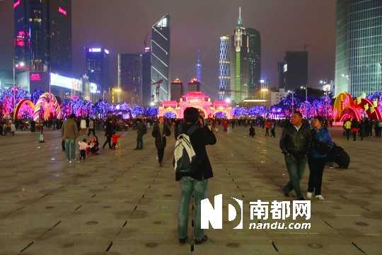 昨晚，不少市民到天河體育中心外的廣場上游覽。實習(xí)生 黃宇飛 南都記者 張志韜 攝